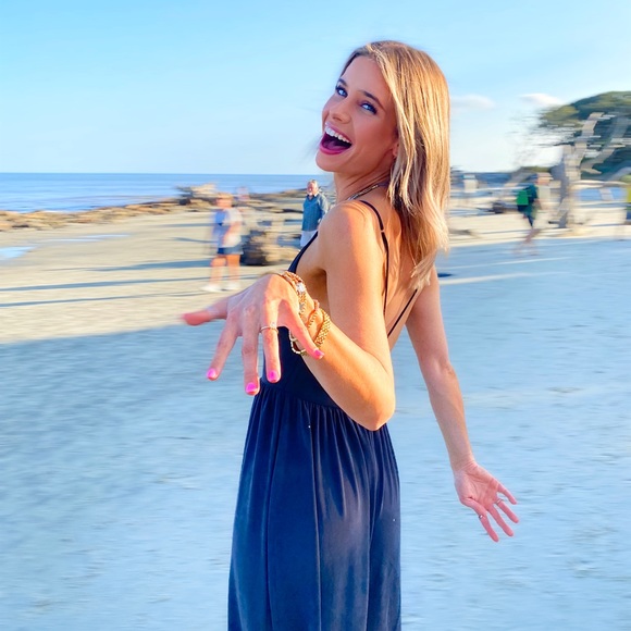 Meet your Posher! 💛🌞🌴🤍 - Picture 10 of 10